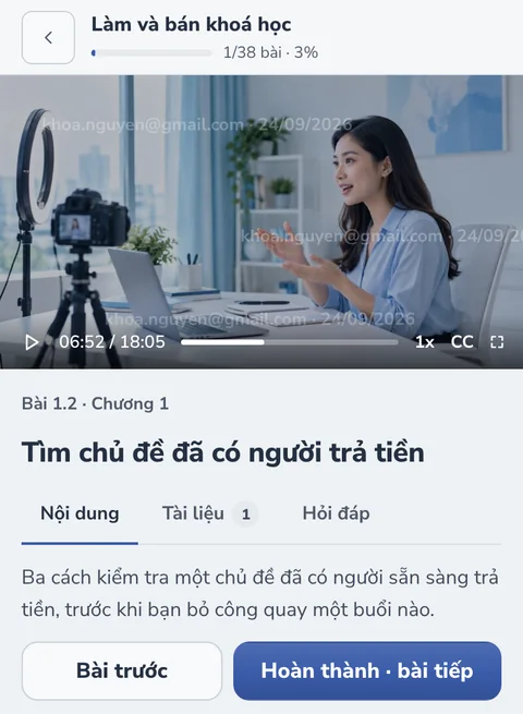 Bài học trên điện thoại: video có watermark email học viên, thanh tiến độ khoá học, nút Hoàn thành và bài tiếp